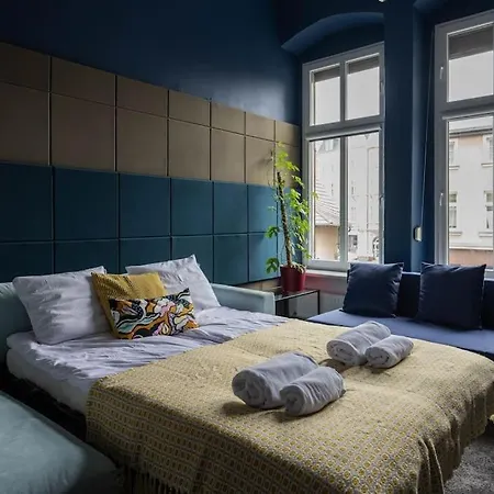 On A Budget 1 Min To Main Square Apartment