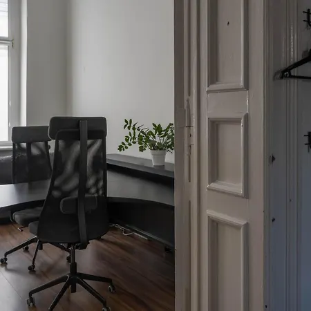 On A Budget 1 Min To Main Square Apartment *